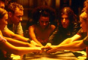 Cena do Filme envolvendo o jogo Ouija